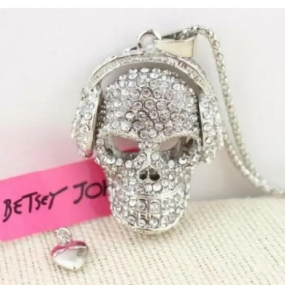 Silver plated crystal skull wearing headphones necklace with adjustable chain - Picture 10 of 15